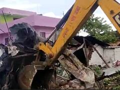 प्रशासन ने रेप के आरोपी के गर पर चलवाया बुल़डोजर, पहले भी लगे ये आरोप