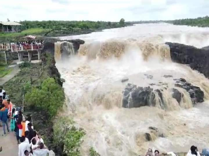 Nanded Sahastrakund Waterfall : मागील तीन-चार दिवसांपासून नांदेड (Nanded) जिल्ह्यात होत असलेल्या मुसळधार आणि अतिमुसळधार पावसामुळे (Rain) जनजीवन विस्कळीत झाले असून, हाहाकार पाहायला मिळत आहे.