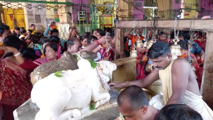 বৈদ্যবাটি নিমাই তীর্থ ঘাট থেকে তারকেশ্বর মন্দির। কম - বেশি ৩০ কিলোমিটার রাস্তা বাঁক কাঁধে 