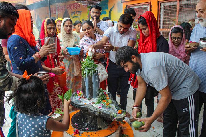 অন্যদিকে আজ তৈরি হচ্ছে শিব যোগ। এই সময়ে পুজো করা খুবই উপকারী বলে মনে করা হয়। কোউ বাড়িতে এই যোগে পুজো  করলে ইতিবাচক বার্তা আসে। নেতিবাচক শক্তি দূর হয়।