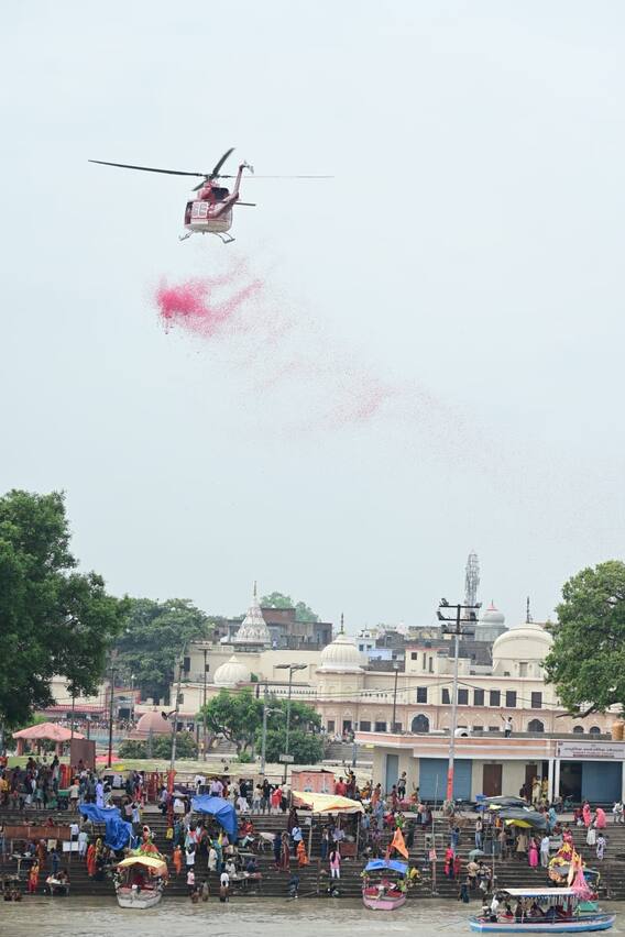 Sawan 2023: सावन के तीसरे सोमवार पर अयोध्या में प्रशासन ने शिव भक्तों पर हेलीकॉप्टर से बरसाए फूल, तस्वीरों में कैद अद्भुत नजारा