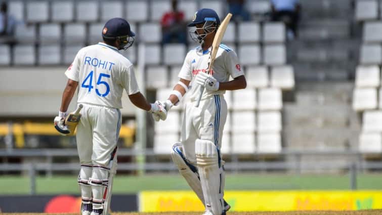 IND vs WI 2nd Test Day: Tagenarine Chanderpaul, Jermaine Blackwood hold fort at Stumps, West Indies need 289 runs to win, India need 8 wickets IND Vs WI Test: சூடுபிடித்த ஆட்டம்.. வெற்றிக்காக மல்லுக்கட்டும் இந்தியா - மேற்கிந்திய தீவுகள்..289 ரன்கள், 8 விக்கெட்டுகள்