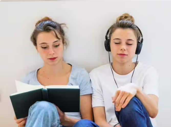 ਆਪਣੇ ਹੈੱਡਫੋਨ ਅਤੇ ਈਅਰਬਡਸ ਨੂੰ ਸਮੇਂ-ਸਮੇਂ 'ਤੇ ਸਾਫ ਕਰਦੇ ਰਹੋ ਤਾਂ ਕਿ ਉਨ੍ਹਾਂ 'ਚ ਬੈਕਟੀਰੀਆ ਆਦਿ ਨਾ ਪੈਦਾ ਹੋਣ ਅਤੇ ਕੰਨ 'ਚ ਕੋਈ ਇਨਫੈਕਸ਼ਨ ਨਾ ਹੋਵੇ। ਨਾਲ ਹੀ, ਆਪਣੇ ਕੰਨਾਂ ਦੇ ਯੰਤਰਾਂ ਨੂੰ ਦੂਜਿਆਂ ਨਾਲ ਸਾਂਝਾ ਨਾ ਕਰੋ।