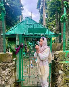 Sara Ali Khan Pics: अमरनाथ धाम पर माथा टेकने के बाद दरगाह पहुंचीं सारा अली खान, बोलीं-‘शांति हर जगह है, बस अपने...’