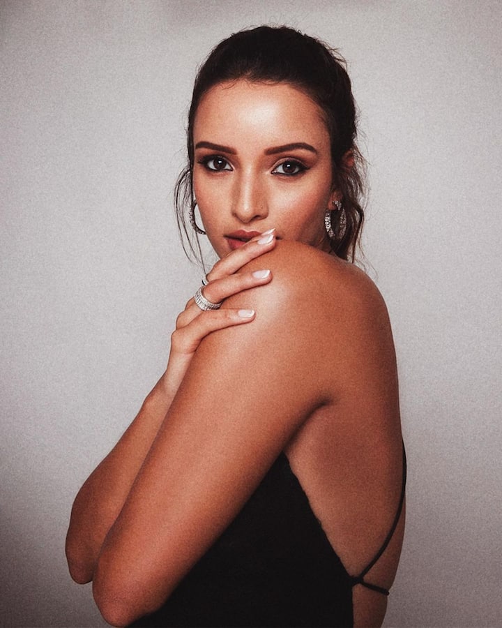 The 'Bulbull' actress went in for subtle make-up with winged eyeliner and a nude lip shade.