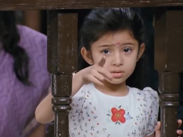 இவர் அப்படத்தில் ‘நிலா’ என்ற கதாபாத்திரத்தில் நடித்து ரசிகர்களின் மனதை வென்றார்.