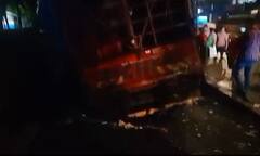 Photo: मुंबई: गोरेगाव IT park जवळ रस्ता खचला; टेम्पो गटारात अडकला, क्रेनच्या मदतीने बाहेर काढला