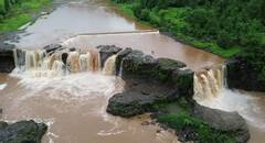 Photos: વરસાદના કારણે ડાંગ જિલ્લામાં આવેલો ગીરા ધોધ સોળે કળાએ ખીલી ઉઠ્યો,  લોકો ઉમટી પડ્યા