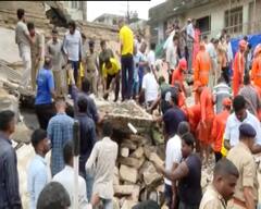 Junagadh Building Collapse: બિલ્ડિંગના કાટમાળમાં દટાયેલા લોકો બૂમો પાડી માંગી રહ્યા છે મદદ, પોલીસે વિસ્તાર કર્યો કોર્ડન
