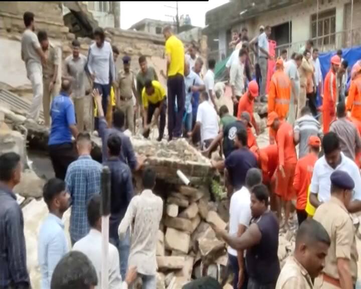 Junagadh Building Collapse:  જૂનાગઢના કડિયાવાળ નજીક દાતાર રોડ પરની ઇમારત ધરાશાયી થઇ હતી. કેટલાક લોકો ઇમારત નીચે દટાયા હોવાની આશંકા છે.