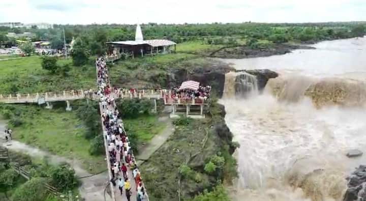 नांदेड जिल्ह्यातील सहस्त्रकुंड धबधबा सर्वांचे लक्ष वेधून घेत आहे. त्यामुळे या ठिकाणी परिसरातील नागरीक गर्दी करताना दिसतात.