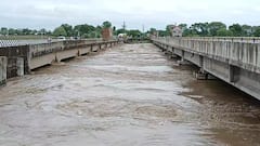 Pen Ganga River Floods : మహారాష్ట్రలో వర్షాలకు పెన్ గంగానదికి భారీగా వరదనీరు| ABP Desam