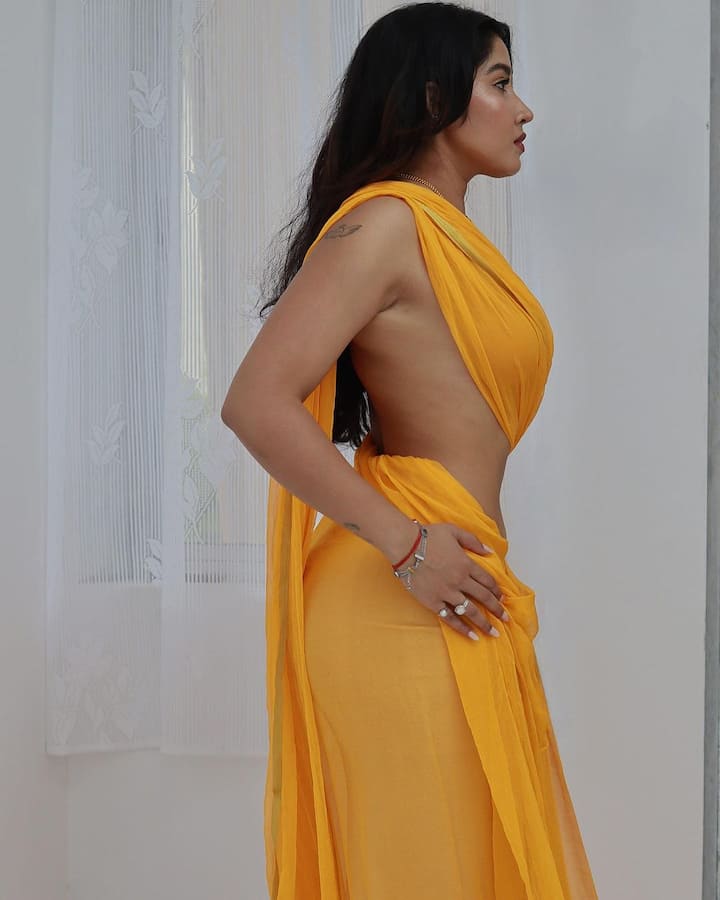 એક્ટ્રેસનો યલ્લો સાડીમાં આ હોટ અંદાજ સોશિયલ મીડિયામાં વાયરલ થયો છે.