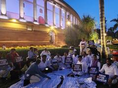 मणिपुर पर संग्राम...संसद परिसर में INDIA के नेताओं का धरना जारी, अमित शाह ने भी दिया बयान | बड़ी बातें