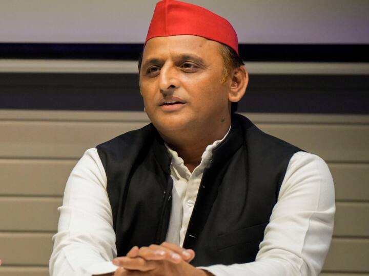 Lok Sabha Election 2024 Big blow to Akhilesh Yadav Many Members of rival parties join BJP UP Politics: विपक्षी गठबंधन के बाद अखिलेश यादव को तगड़ा झटका, बीजेपी में शामिल हुए ये दिग्गज नेता