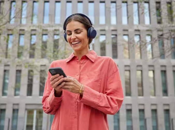 ਅੱਜ ਇਸ ਲੇਖ ਵਿਚ ਅਸੀਂ ਤੁਹਾਨੂੰ ਦੱਸਾਂਗੇ ਕਿ ਹੈੱਡਫੋਨ ਅਤੇ ਈਅਰਬਡਸ ਦੀ ਵਰਤੋਂ ਕਰਦੇ ਸਮੇਂ ਤੁਹਾਨੂੰ ਕਿਹੜੀਆਂ ਗੱਲਾਂ ਦਾ ਧਿਆਨ ਰੱਖਣਾ ਚਾਹੀਦਾ ਹੈ। ਜੇਕਰ ਤੁਸੀਂ ਇਨ੍ਹਾਂ ਨੂੰ ਨਜ਼ਰਅੰਦਾਜ਼ ਕਰਦੇ ਹੋ ਤਾਂ ਤੁਹਾਨੂੰ ਸਿਹਤ ਸੰਬੰਧੀ ਸਮੱਸਿਆਵਾਂ ਹੋ ਸਕਦੀਆਂ ਹਨ।