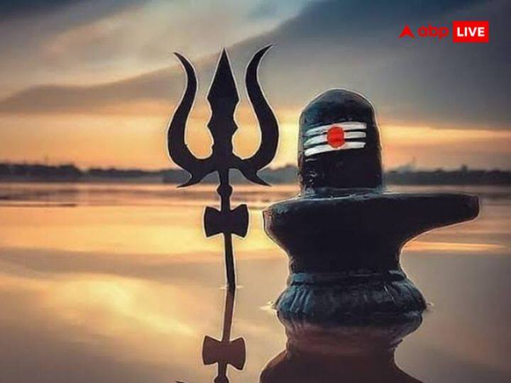 शिवलिंग: सावन में सपने में शिवलिंग देखना बहुत ही शुभ है. सावन में अगर आपको सपने में शिवलिंग दिखाई दे तो समझिए कि आपको कोई शुभ समाचार सुनने को मिल सकता है. इस सपने का अर्थ यह भी है कि, भगवान शिव की कृपा आप पर बरसने वाली है.