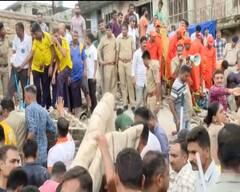 Junagadh Building Collapse: બિલ્ડિંગના કાટમાળમાં દટાયેલા લોકો બૂમો પાડી માંગી રહ્યા છે મદદ, પોલીસે વિસ્તાર કર્યો કોર્ડન