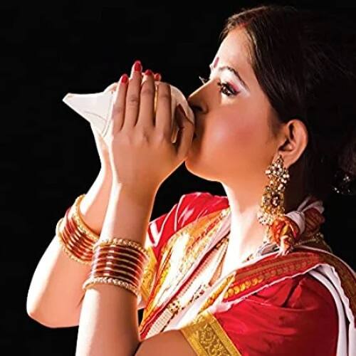শঙ্খ ছাড়া যে কোন পুজোই অসম্পূর্ণ। পৃথিবীর বহু দেশেই শঙ্খ বাজানোর রেওয়াজ চলে আসছে। শঙ্খ বাজালে শরীরের নানা উপকারও হয়। নিয়মিত শঙ্খ বাজালে মুখে বলিরেখা কমে। ত্বক টানটান হয়।