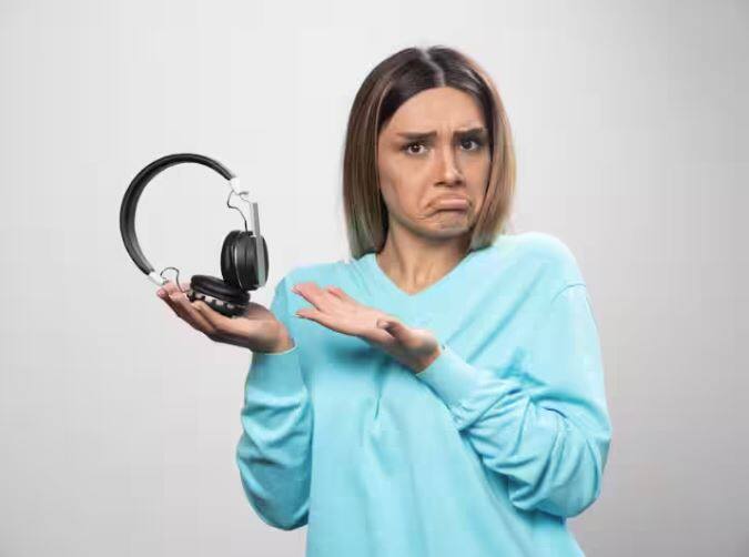 ਜੇਕਰ ਤੁਸੀਂ ਦਿਨ 'ਚ 4 ਤੋਂ 5 ਘੰਟੇ ਵੀ ਹੈੱਡਫੋਨ ਜਾਂ ਈਅਰਬਡਸ ਦੀ ਵਰਤੋਂ ਕਰਦੇ ਹੋ ਤਾਂ ਤੁਹਾਨੂੰ ਇਨ੍ਹਾਂ ਗੱਲਾਂ ਦਾ ਧਿਆਨ ਰੱਖਣਾ ਚਾਹੀਦਾ ਹੈ। ਜੇਕਰ ਤੁਹਾਨੂੰ ਲੰਬੇ ਸਮੇਂ ਤੱਕ ਹੈੱਡਫੋਨ ਜਾਂ ਈਅਰਬਡਸ ਦੀ ਵਰਤੋਂ ਕਰਨੀ ਪਵੇ ਤਾਂ ਸਭ ਤੋਂ ਪਹਿਲਾਂ ਤੁਹਾਨੂੰ ਇਨ੍ਹਾਂ ਦੀ ਆਵਾਜ਼ ਘੱਟ ਕਰਨੀ ਚਾਹੀਦੀ ਹੈ। ਉੱਚੀ ਆਵਾਜ਼ ਦੇ ਲੰਬੇ ਸਮੇਂ ਤੱਕ ਸੰਪਰਕ ਤੁਹਾਡੀ ਸੁਣਨ ਸ਼ਕਤੀ ਨੂੰ ਪ੍ਰਭਾਵਤ ਕਰ ਸਕਦਾ ਹੈ।