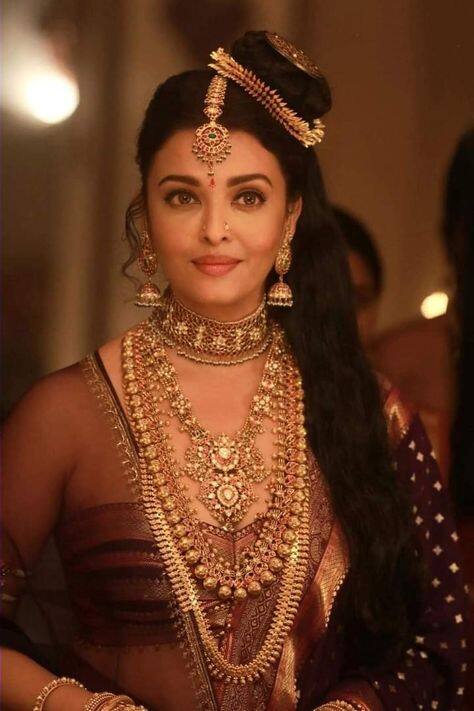 ਇਹ 2011 ਦੀ ਗੱਲ ਹੈ। ਜਦੋਂ ਐਸ਼ਵਰਿਆ ਰਾਏ ਗਰਭਵਤੀ ਸੀ। ਪੂਰਾ ਬੱਚਨ ਪਰਿਵਾਰ ਇਸ ਖਾਸ ਮਹਿਮਾਨ ਦਾ ਇੰਤਜ਼ਾਰ ਕਰ ਰਿਹਾ ਸੀ। ਡਿਲੀਵਰੀ ਦਾ ਸਮਾਂ ਨੇੜੇ ਸੀ, ਇਸ ਲਈ ਐਸ਼ ਨੂੰ 2 ਦਿਨ ਪਹਿਲਾਂ ਯਾਨੀ 14 ਨਵੰਬਰ ਨੂੰ ਹੀ ਹਸਪਤਾਲ 'ਚ ਭਰਤੀ ਕਰਵਾਇਆ ਗਿਆ ਸੀ।