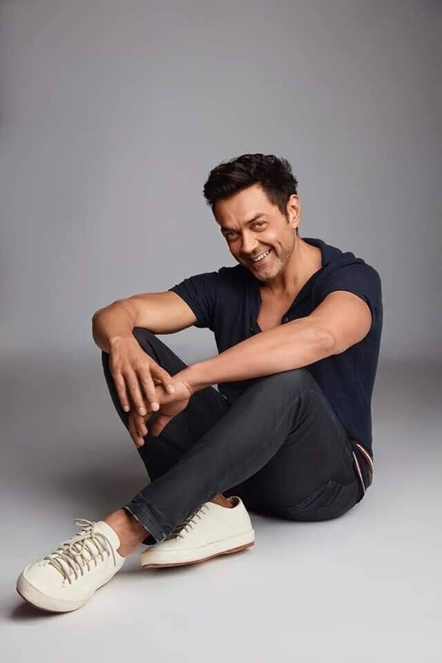 हाल ही में वेब सीरीज ‘आश्रम’ में निभाए बाबा के किरदार में दर्शकों ने बॉबी को बेहद पसंद किया. हालांकि उन्हें इस सीरीज में अपने काम को लेकर फैमिली से अच्छा रिएक्शन नहीं मिल सका. दरअसल बॉबी की मां प्रकाश कौर को बॉबी का निभाया गया बाबा निराला का किरदार बिल्कुल पसंद नहीं आया था.