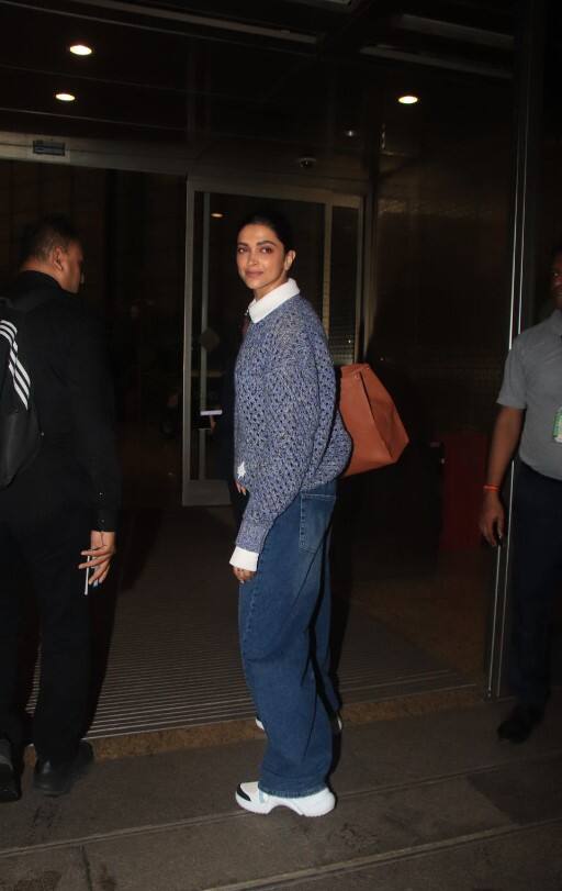 दीपिका पादुकोण ने एयरपोर्ट के  गेट में एंट्री करने से पहले पैपराजी को पोज भी दिया.