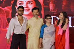 Alia Ranbir at Kolkata: হলুদ ট্যাক্সি দিয়ে আঁকা হল ভালবাসার বার্তা, বাঙালি 'বাবা-মা'-র সঙ্গে কলকাতায় রণবীর-আলিয়া