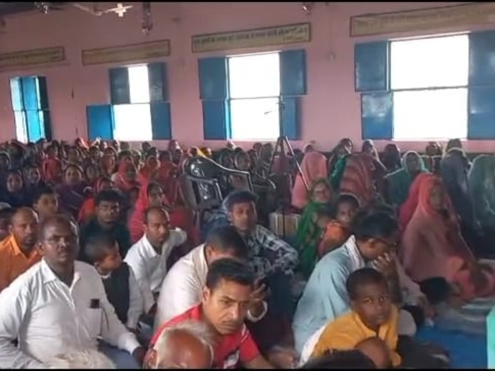 Ghazipur News: प्रार्थना सभा की आड़ में चल रहा था धर्म परिवर्तन का खेल, पुलिस ने धावा बोलकर सात को किया गिरफ्तार