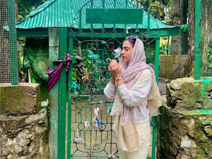 Sara Ali Khan Reached Dargah After Visiting Amarnath Dham See Photos Here | Sara  Ali Khan Pics: अमरनाथ धाम पर माथा टेकने के बाद दरगाह पहुंचीं सारा अली खान,  बोलीं-'शांति हर जगह