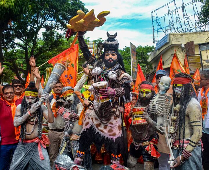 মহাদেব ভক্তের পুজোয় সহজেই সন্তুষ্ট হন। তাঁর পুজোয় বেলপাতা আর শুদ্ধ জলই যথেষ্ট। এমনটা মনে করেন অনেকেই। সোমবার তৈরি হচ্ছে শিবযোগ ও রবিযোগ। যা শিবভক্তদের জন্য বিশেষ তাৎপর্যবহ।