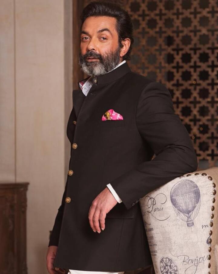 दरअसल बॉबी देओल और उनके भाई सनी देओल अपनी मां प्रकाश कौर के काफी करीब हैं. दोनों ही वक्त-वक्त पर सोशल मीडिया पर मां के साथ तस्वीरें भी शेयर करते रहते हैं. दरअसल धर्मेंद्र ने फिल्मी दुनिया में एंट्री से काफी पहले प्रकाश कौर संग शादी की थी. धर्मेंद्र की पहली शादी से चार बच्चे सनी, बॉबी और दो बेटियां अजेता और विजेता हैं. धर्मेंद्र ने अपनी दूसरी शादी एक्ट्रेस हेमा मालिनी से की थी और इस शादी से उनकी दो बेटियां ईशा और आहना हैं.