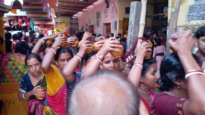 শ্রাবণী মেলা উপলক্ষ্যে  নজরদারি বাড়িয়েছে পুলিশ প্রশাসন। রকেশ্বর মন্দির সংলগ্ন এলাকায় অতিরিক্ত পুলিশ ও সিভিক ভলেন্টিয়ার মোতায়েন করা হয়েছে। ছবি : সোমনাথ মিত্র