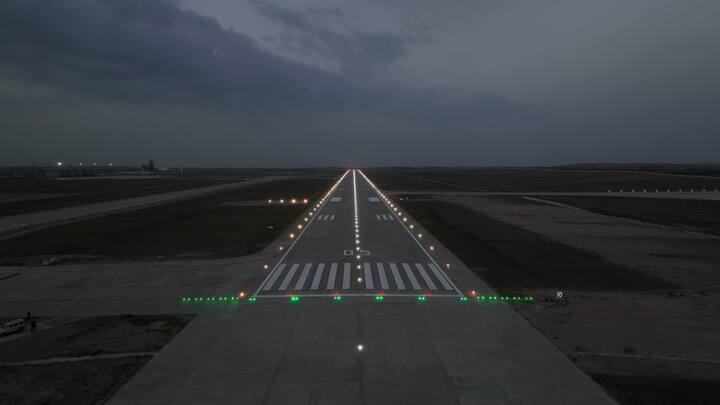 એરપોર્ટની ગેલેરી ગુજરાતના સમૃદ્ધ વારસા અને પરંપરાઓની ઝલક પૂરી પાડે છે. આ ગેલેરી રણજીત વિલાસ પેલેસ, દાંડિયા અને રાજ્યના લોકનૃત્યોની કલાથી શણગારવામાં આવી છે.