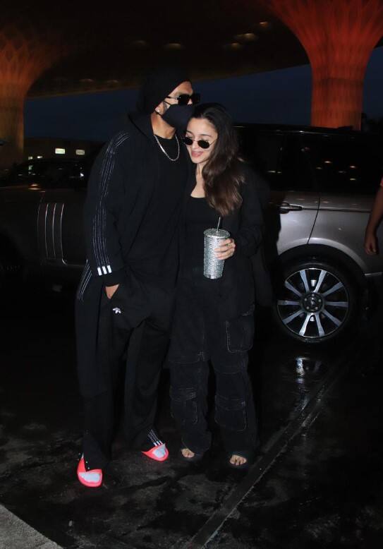 एयरपोर्ट पर आलिया और रणवीर ने एक दूसरे को हग भी किया.