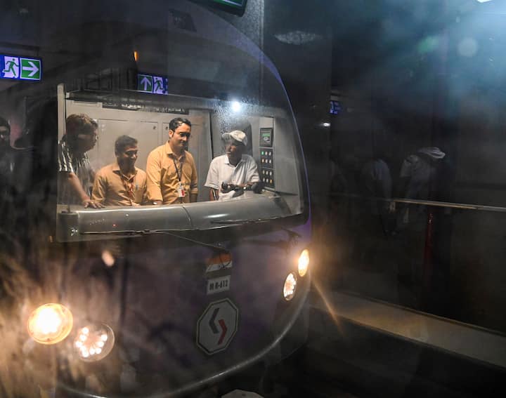 সফরকালের সময় বর্জ্য পদার্থ নির্দিষ্ট জায়গা ছাড়া ফেললে বা মোবাইল ফোনে ছবি তুললেও জরিমানার নিদান রয়েছে কলকাতা মেট্রোয়।