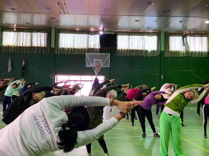 एक सीरियाई व्यक्ति माजेन ईसा ने योग का अध्ययन करने के लिए राजसी हिमालय में बसे शहर ऋषिकेश की यात्रा की.