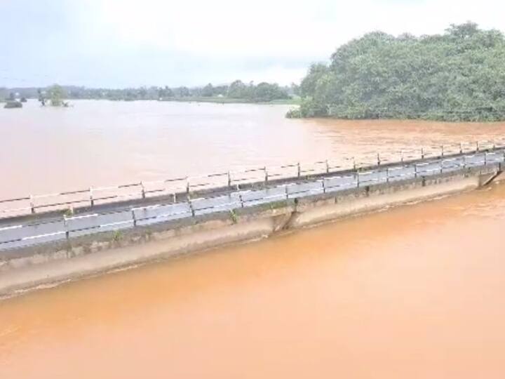 कोल्हापूर जिल्ह्यातील एकूण 24 राज्य मार्ग असून यामधील 9 मार्ग बंद पडले आहेत.