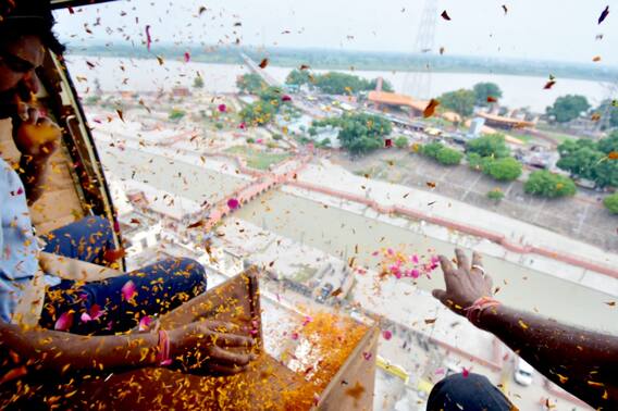 Sawan 2023: सावन के तीसरे सोमवार पर अयोध्या में प्रशासन ने शिव भक्तों पर हेलीकॉप्टर से बरसाए फूल, तस्वीरों में कैद अद्भुत नजारा