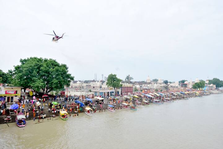 हेलीकॉप्टर से पुष्प वर्षा के बाद राम की नगरी जयकारों से गूंज उठी. शिव भक्त देव मणि त्रिपाठी ने बताया कि राम की नगर में फूलों की वर्षा अद्भुत क्षण है. सावन का सोमवार चल रहा है. ऊपर से योगी महाराज एक नई अयोध्या बना रहे हैं.