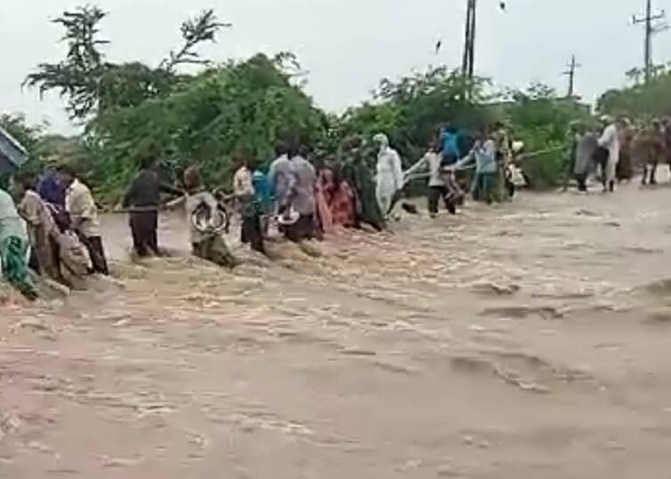 Navdi river of Jargali village in Gir Somnath was flooded Gir Somnath: ભારે વરસાદના કારણે નેવડી નદીમાં આવ્યું ઘોડાપૂર,  ફસાયેલા લોકોને દોરડાની મદદથી બચાવાયા