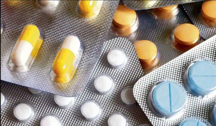 ਦਿੱਲੀ ਸਰਕਾਰ (Delhi government) ਵੱਲੋਂ, ਡਰੱਗ ਕੰਟਰੋਲ ਵਿਭਾਗ (Department of Drug Control) ਨੇ ਹੁਕਮ ਜਾਰੀ ਕਰਦਿਆਂ ਕਿਹਾ ਹੈ ਕਿ ਦਿੱਲੀ (Delhi) ਦੇ ਸਾਰੇ ਕੈਮਿਸਟ ਦਰਦ ਨਿਵਾਰਕ ਦਵਾਈਆਂ ਦਾ ਪੂਰਾ ਰਿਕਾਰਡ ਰੱਖਣਗੇ। ਇਸ ਦੇ ਨਾਲ ਹੀ ਕੋਈ ਵੀ ਕੈਮਿਸਟ ਡਾਕਟਰ ਦੀ ਪਰਚੀ ਤੋਂ ਬਿਨਾਂ ਕਿਸੇ ਵਿਅਕਤੀ ਨੂੰ ਦਰਦ ਨਿਵਾਰਕ ਦਵਾਈ ਨਹੀਂ ਦੇਵੇਗਾ। ਦਿੱਲੀ ਸਰਕਾਰ ਨੇ ਇਹ ਫੈਸਲਾ ਡੇਂਗੂ ਤੇ ਚਿਕਨਗੁਨੀਆ ਵਰਗੀਆਂ ਵੈਕਟਰ-ਬੋਰਨ ਬਿਮਾਰੀਆਂ ਦੇ ਵਧਦੇ ਮਾਮਲਿਆਂ ਦੇ ਮੱਦੇਨਜ਼ਰ ਲਿਆ ਹੈ।