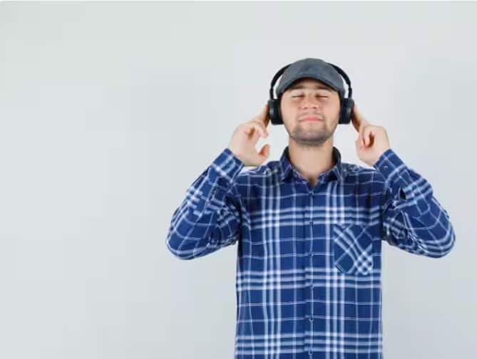 ਨੋਇਸ ਕੈਂਸਲੇਸ਼ਨ ਦੇ ਨਾਲ ਹੈੱਡਫੋਨ ਅਤੇ ਈਅਰਬਡਸ ਲੈਣ ਦਾ ਫਾਇਦਾ ਇਹ ਹੈ ਕਿ ਤੁਸੀਂ ਘੱਟ ਆਵਾਜ਼ ਵਿੱਚ ਵੀ ਆਸਾਨੀ ਨਾਲ ਚੀਜ਼ਾਂ ਸੁਣ ਸਕੋਗੇ। ਤੁਹਾਨੂੰ ਬਾਹਰੀ ਆਵਾਜ਼ ਨਹੀਂ ਸੁਣਾਈ ਦੇਵੇਗੀ ਜਿਸ ਨਾਲ ਤੁਹਾਡਾ ਫੋਕਸ ਆਡੀਓ 'ਤੇ ਰਹੇਗਾ ਅਤੇ ਵਾਲੀਅਮ ਨੂੰ ਬਦਲਣ ਦੀ ਲੋੜ ਨਹੀਂ ਹੋਵੇਗੀ।