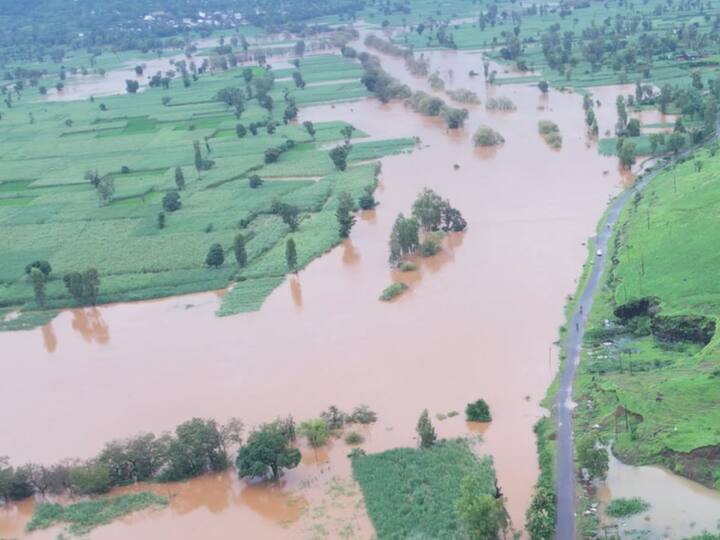 मागील सहा दिवसांपासून कोल्हापूर शहरासह जिल्ह्यामध्ये दमदार पाऊस सुरू असल्याने वाहतूक विस्कळीत झाली आहे.
