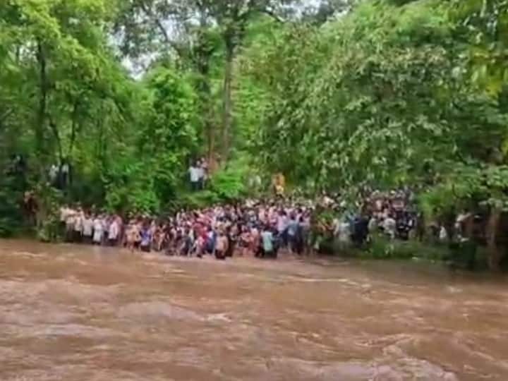 Gariyaband Tourists trapped due to rise in water level in Chingra Pagar Falls Rescue operation till late night ann Gariyaband: चिंगरा पगार वाटरफॉल के पास बाढ़ में फंसे सैकड़ों टूरिस्ट, देर रात तक चला रेस्क्यू ऑपरेशन