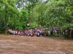 चिंगरा पगार वाटरफॉल के पास बाढ़ में फंसे सैकड़ों टूरिस्ट, देर रात तक चला रेस्क्यू ऑपरेशन