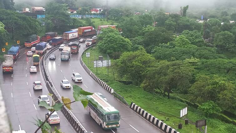 Small landslide near Lonavala on Mumbai-Pune Expressway Traffic snarls near Urse toll plaza marathi news Mumbai Pune Expressway News : मुंबई-पुणे एक्सप्रेसवेवरील लोणावळ्याजवळ आणखी छोटी दरड कोसळली; उर्से तळेगावपासून वाहतूक बंद