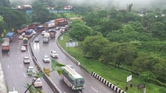 मुंबई-पुणे एक्सप्रेसवेवरील लोणावळ्याजवळ आणखी छोटी दरड कोसळली; उर्से तळेगावपासून वाहतूक बंद