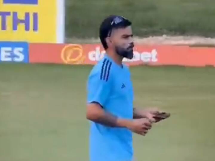 Virat Kohli showing his dance moves at stadium while eating pancakes IND vs WI 2nd test Watch viral video here Watch: मैदान पर पैनकेक खाते हुए विराट कोहली ने बिखेरा डांस का जलवा, वीडियो देख आप भी हो जाएंगे दीवाने
