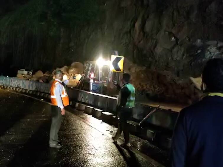 Mumbai-Pune Expressway Landslide Mumbai-bound traffic affected marathi news Mumbai Pune Expressway : मुंबई पुणे एक्सप्रेस वेवर दरड कोसळली; मुंबईकडे जाणाऱ्या दोन लेन सुरू